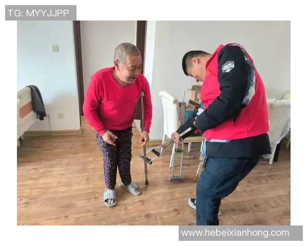 拐棍也能踢足球展现残疾人运动员的无畏精神与拼搏力量